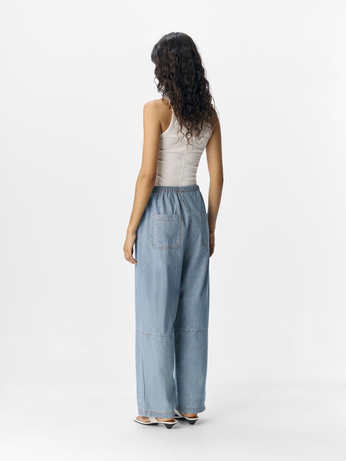 model_shot-back